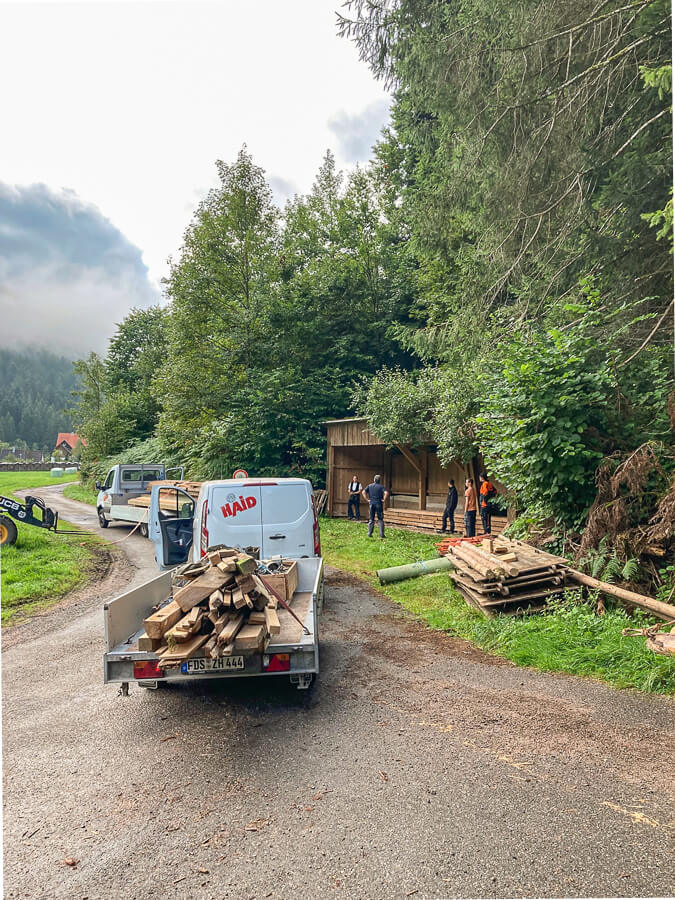 verschiedene Fahrzeuge werden während des Arbeitseinsatzes in Apirsbach Reinerzau mit Holz beladen