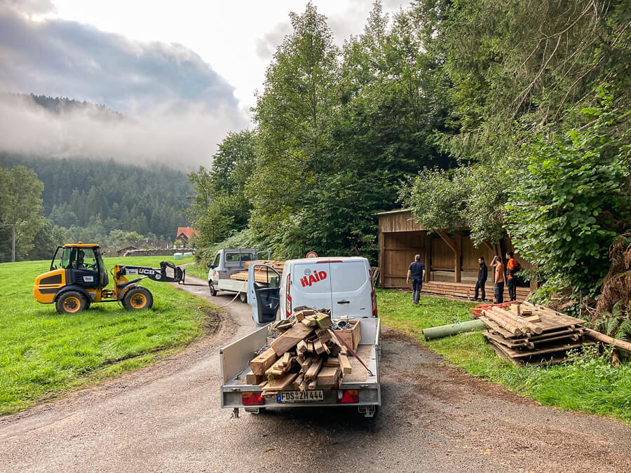 verschiedene Fahrzeuge werden während des Arbeitseinsatzes in Apirsbach Reinerzau mit Holz beladen